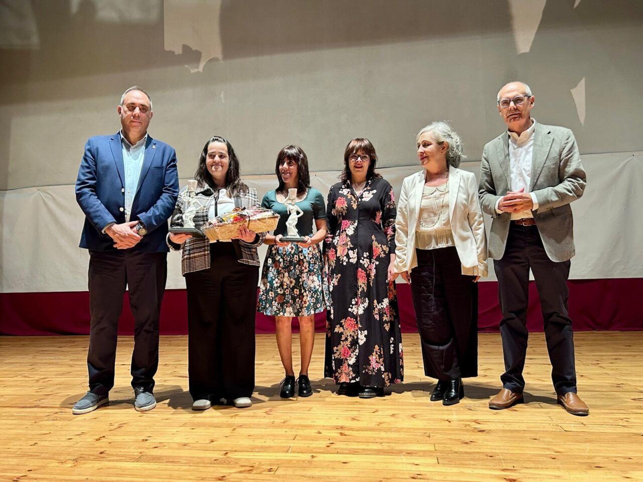 Entrega de premios Mujer Rural 2026 en Cacabelos con varias mujeres y hombres