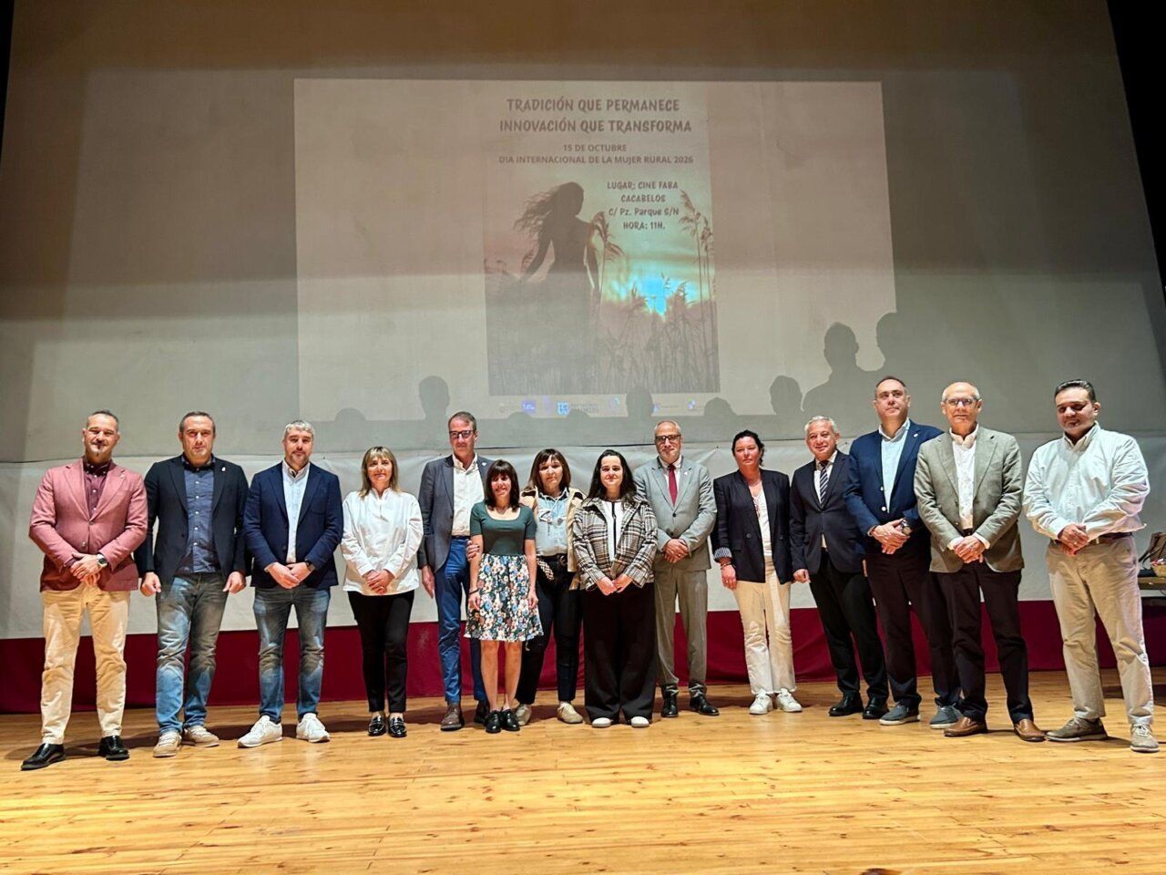 Entrega de premios Mujer Rural 2026 en Cacabelos con asistentes en el escenario.