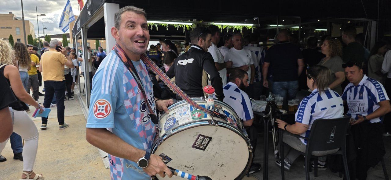 Aficionado de la Ponferradina tocando un tambor en un bar