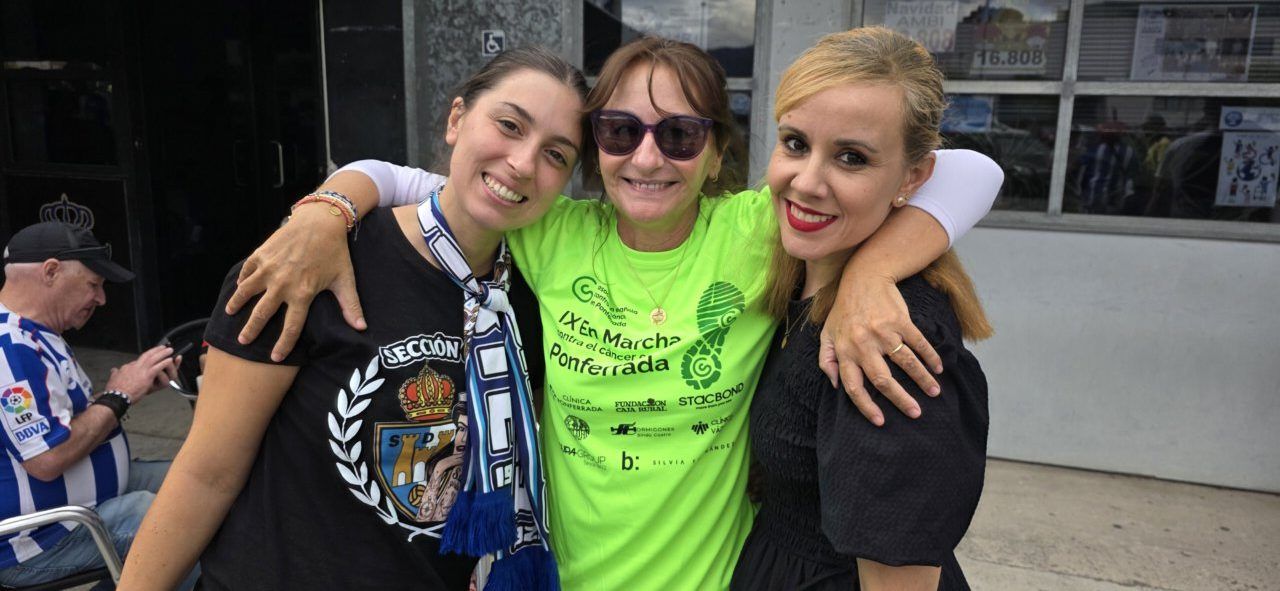 Tres mujeres sonriendo en el Bar El Toralín durante un evento de la Ponferradina
