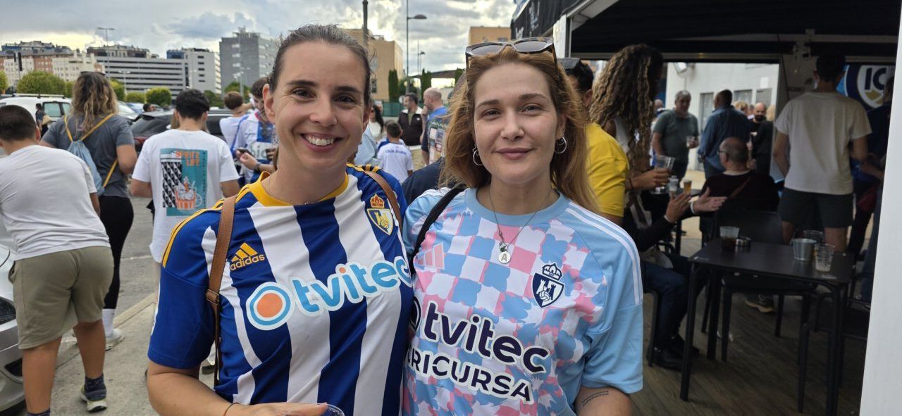 Dos mujeres sonriendo con camisetas de la Ponferradina en un bar