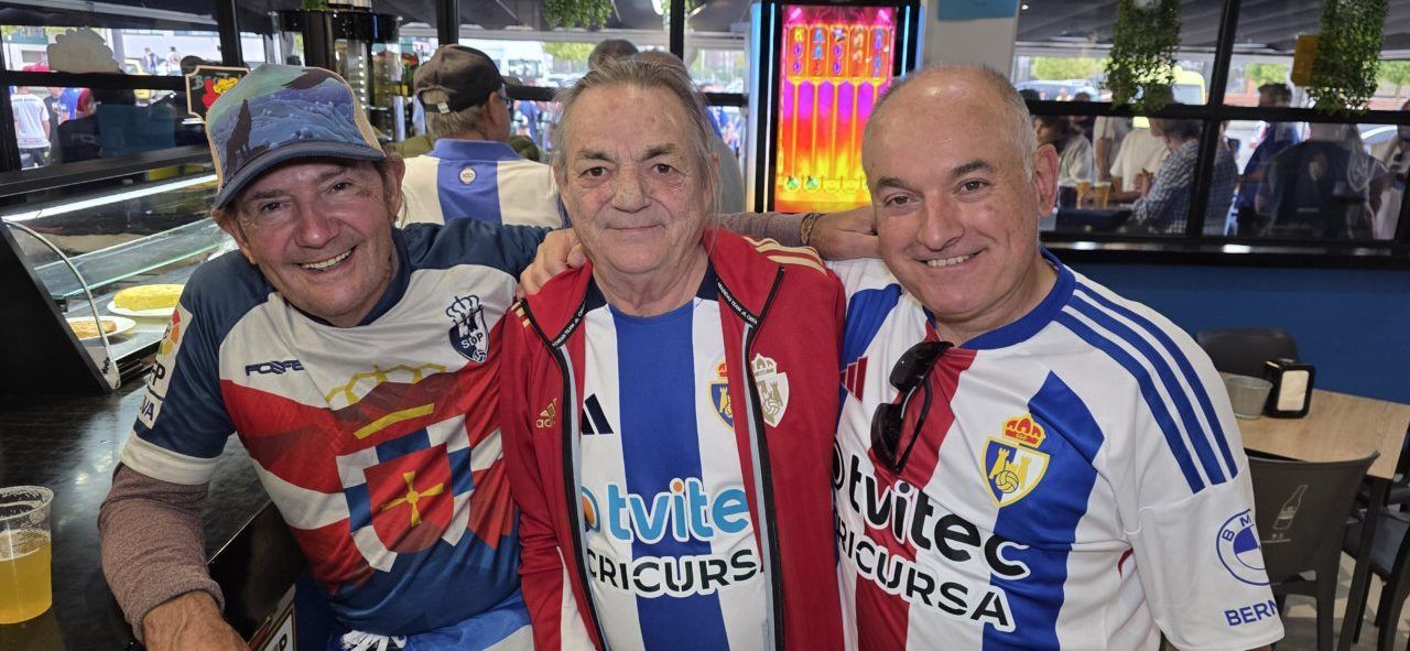Tres aficionados de la Ponferradina en el Bar El Toralín