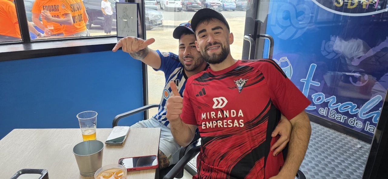 Dos aficionados de la Ponferradina en el Bar El Toralín