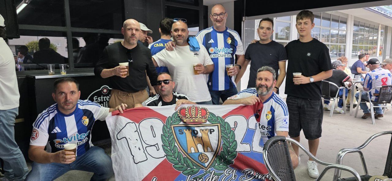 Grupo de aficionados de la Ponferradina en el Bar El Toralín