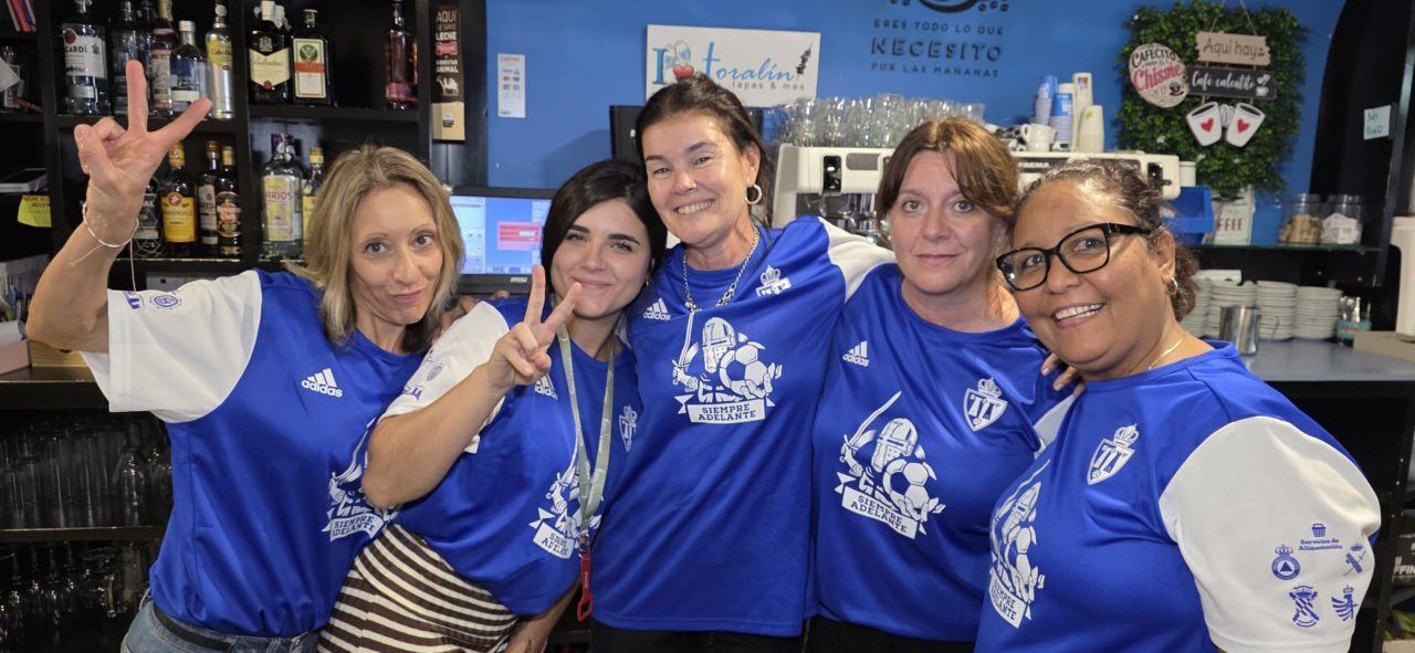 Grupo de aficionadas de la Ponferradina en el Bar El Toralín