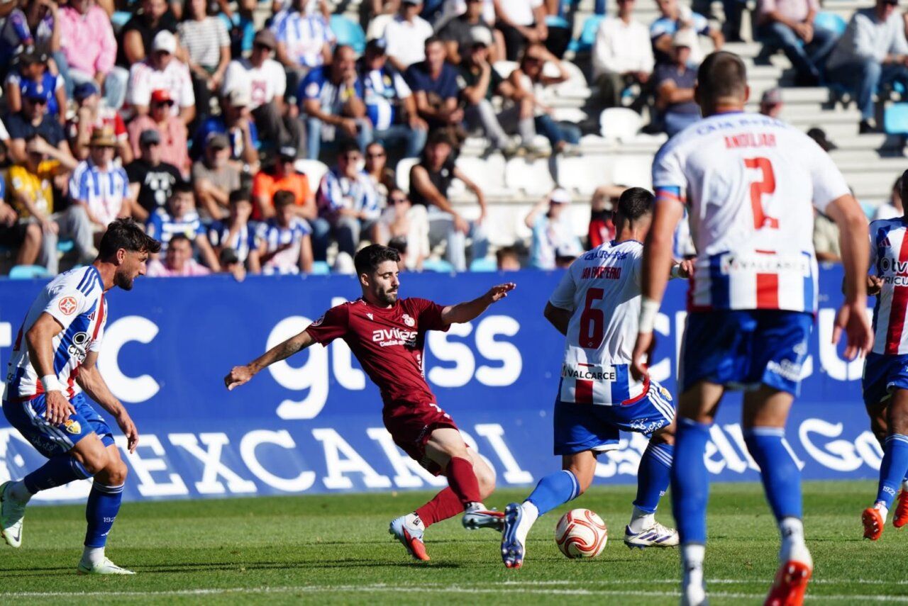 Jugadores de la Ponferradina y Real Avilés en un partido de fútbol