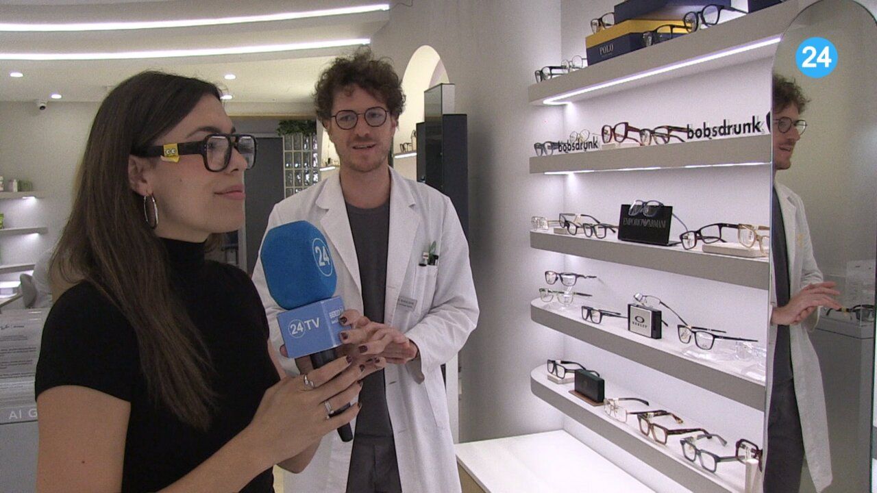 Estudiante con gafas en óptica mostrando promoción de salud visual