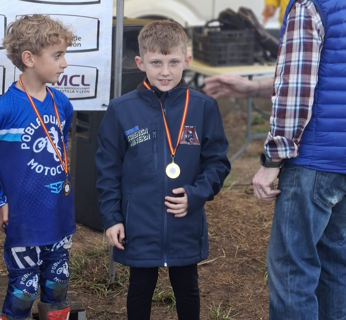 Niños ganadores con medallas en el VI Trial de Niñ@s de Camponaraya
