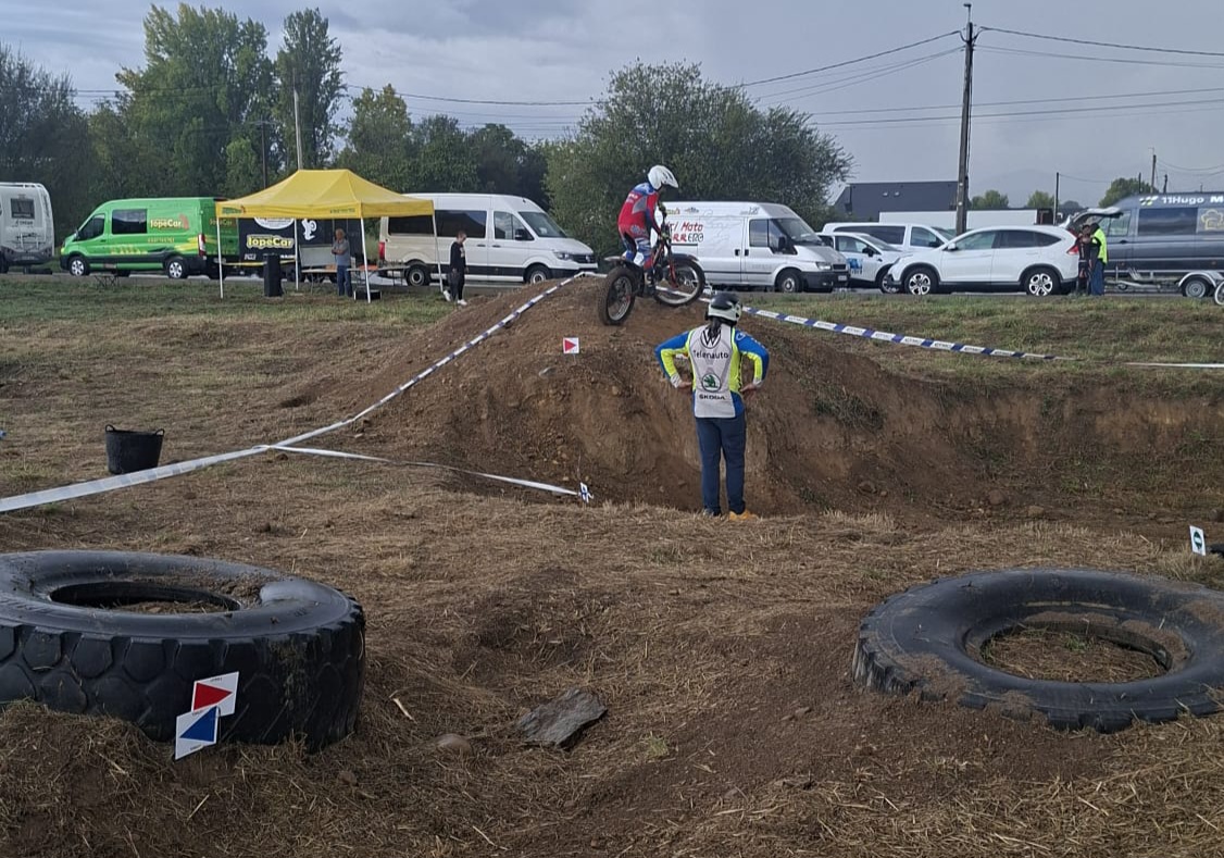 Competencia de motociclismo infantil en Camponaraya con participantes y vehículos