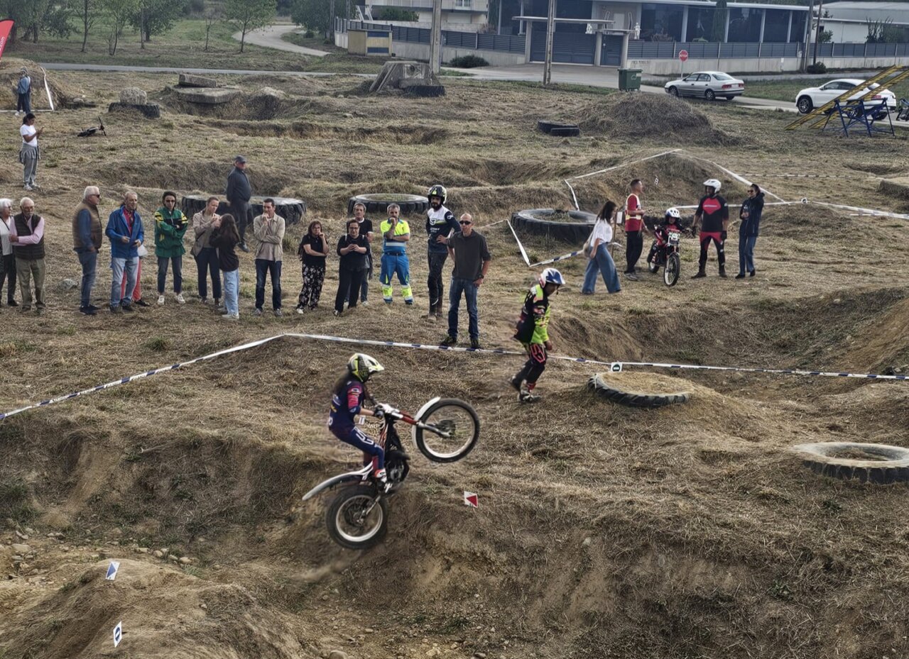 Competencia de trial infantil en Camponaraya con espectadores