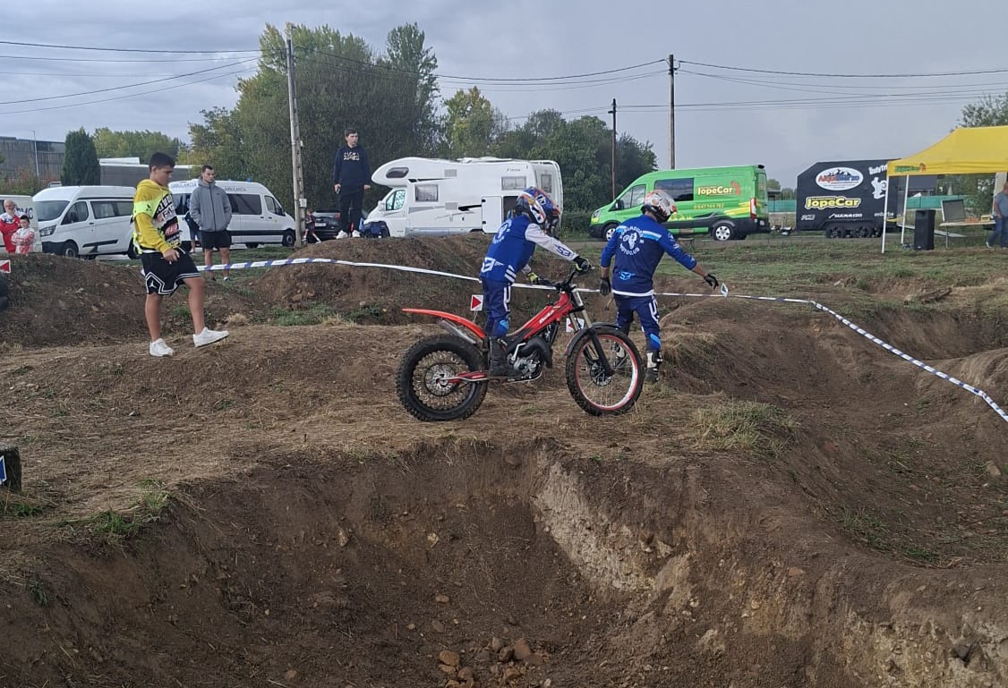 Competencia de motociclismo infantil en Camponaraya con jóvenes pilotos
