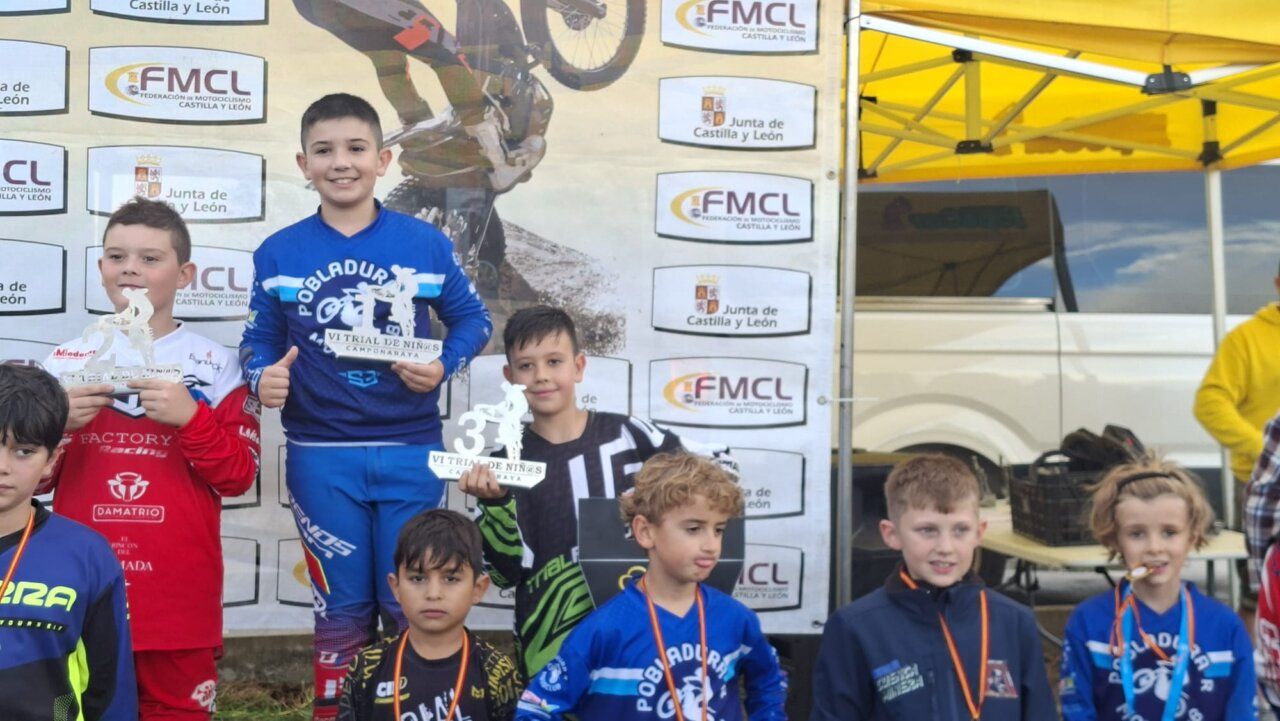 Niños posando con trofeos en el VI Trial de Niñ@s de Camponaraya