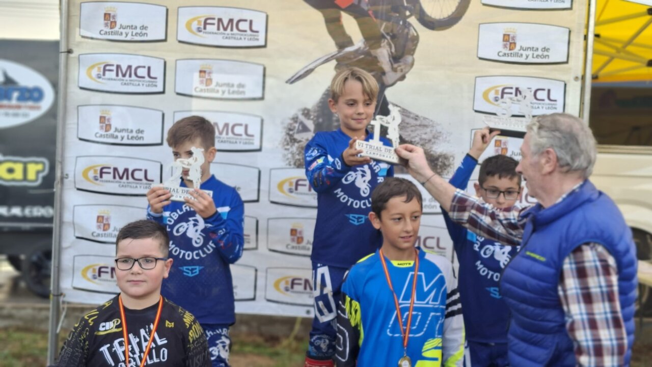 Niños en el VI Trial de Niñ@s sosteniendo trofeos en Camponaraya