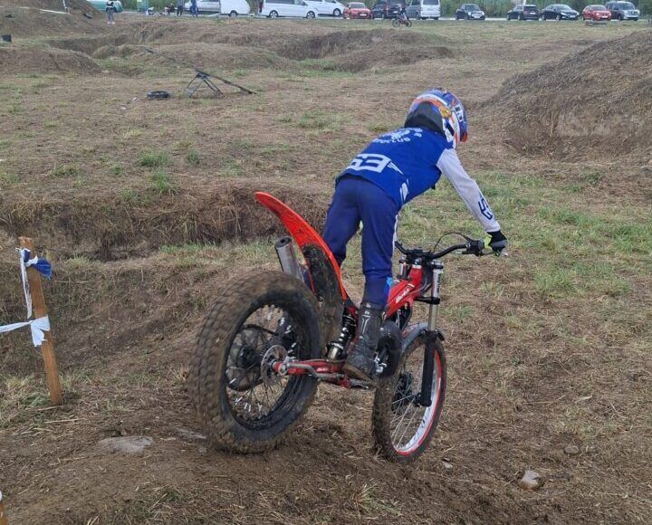 Joven piloto en motociclismo durante el VI Trial de Niñ@s en Camponaraya