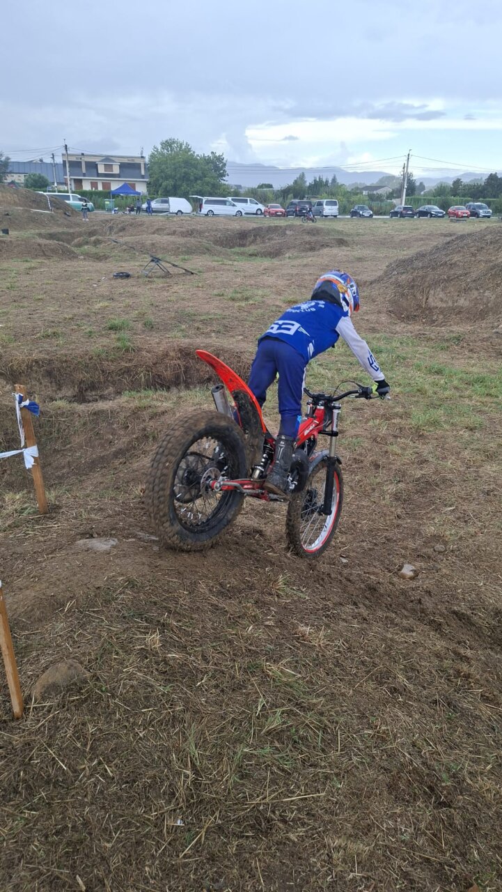 Joven piloto en motociclismo durante el VI Trial de Niñ@s en Camponaraya
