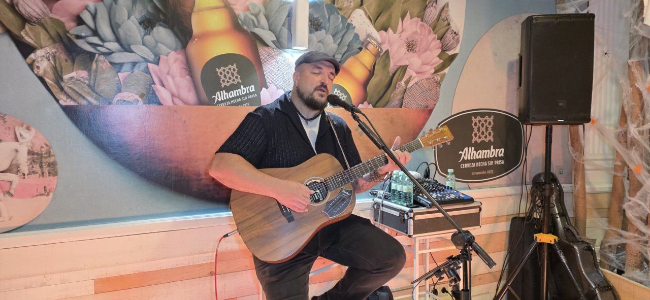 Valentín Dacova tocando la guitarra en el Café Madrid