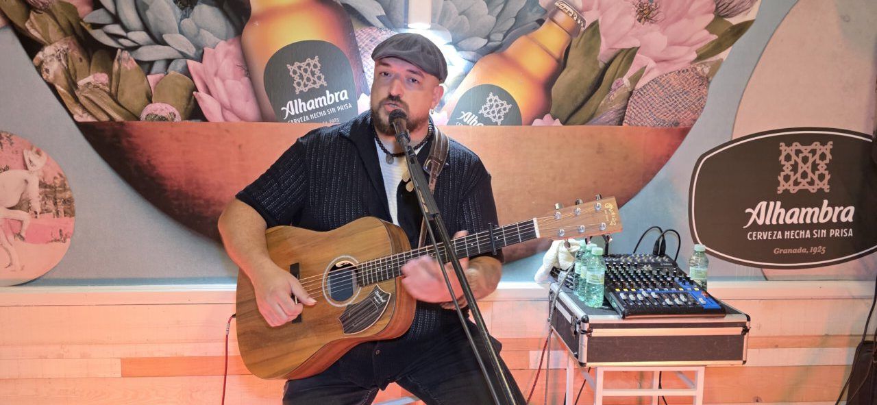 Valentín Dacova tocando la guitarra en el Café Madrid de Ponferrada
