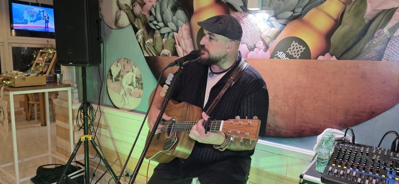 Valentín Dacova tocando la guitarra en el Café Madrid de Ponferrada