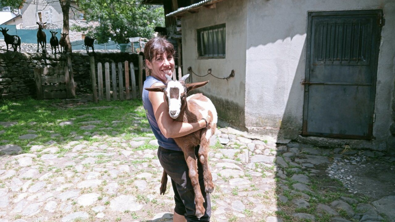 Aránzazu Santiago Rodríguez sosteniendo una cabra en un entorno rural
