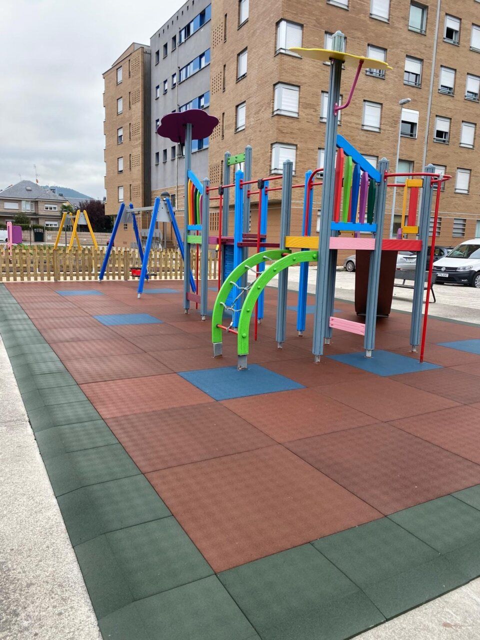 Área infantil con juegos coloridos y pavimento de caucho en Ponferrada