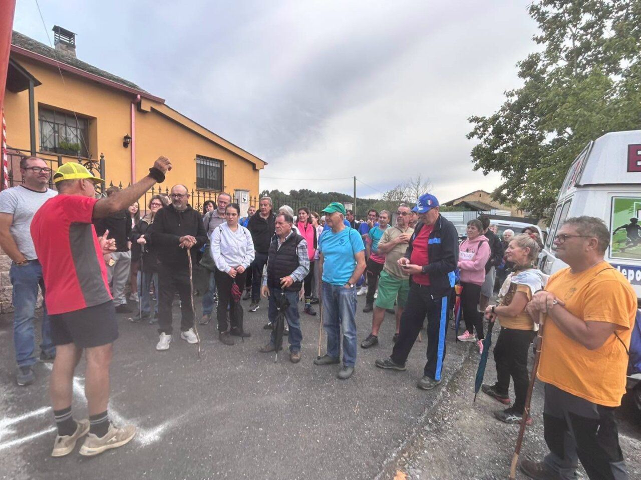 Grupo de personas participando en el evento Arganza Camina