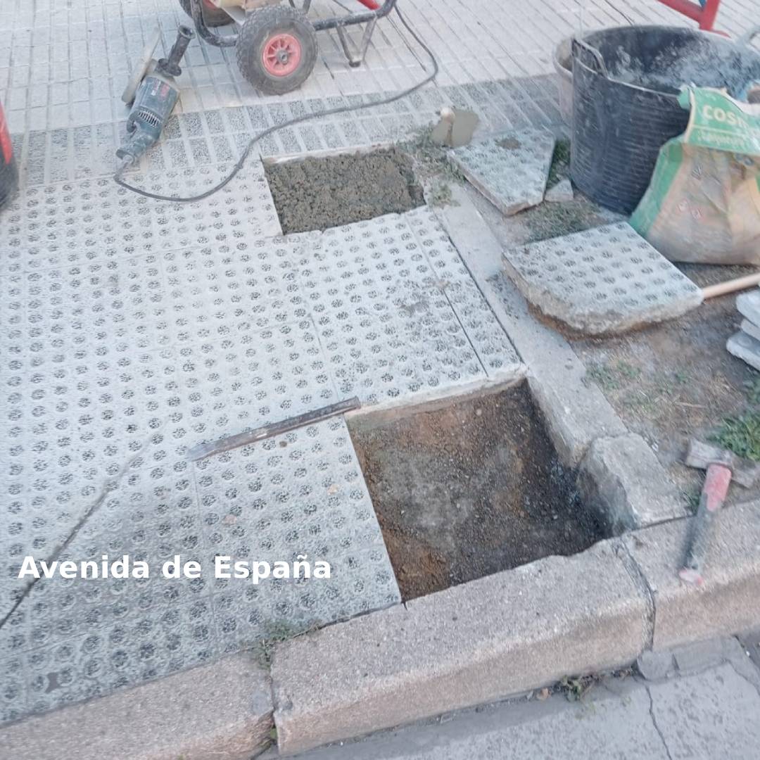 Obras de reparación en la Avenida de España con maquinaria y materiales