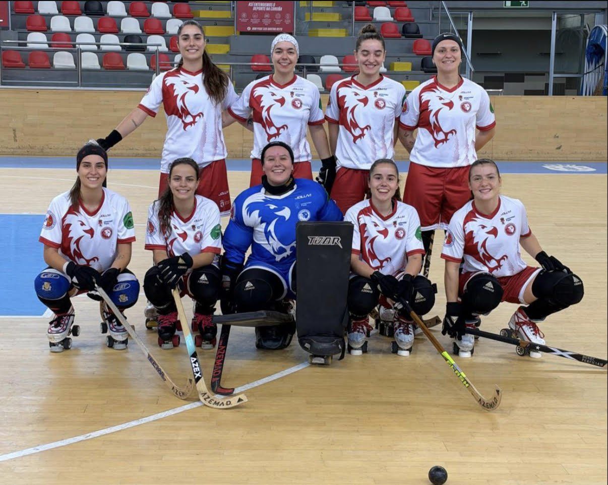 Equipo femenino de hockey sobre patines en entrenamiento en Bembibre