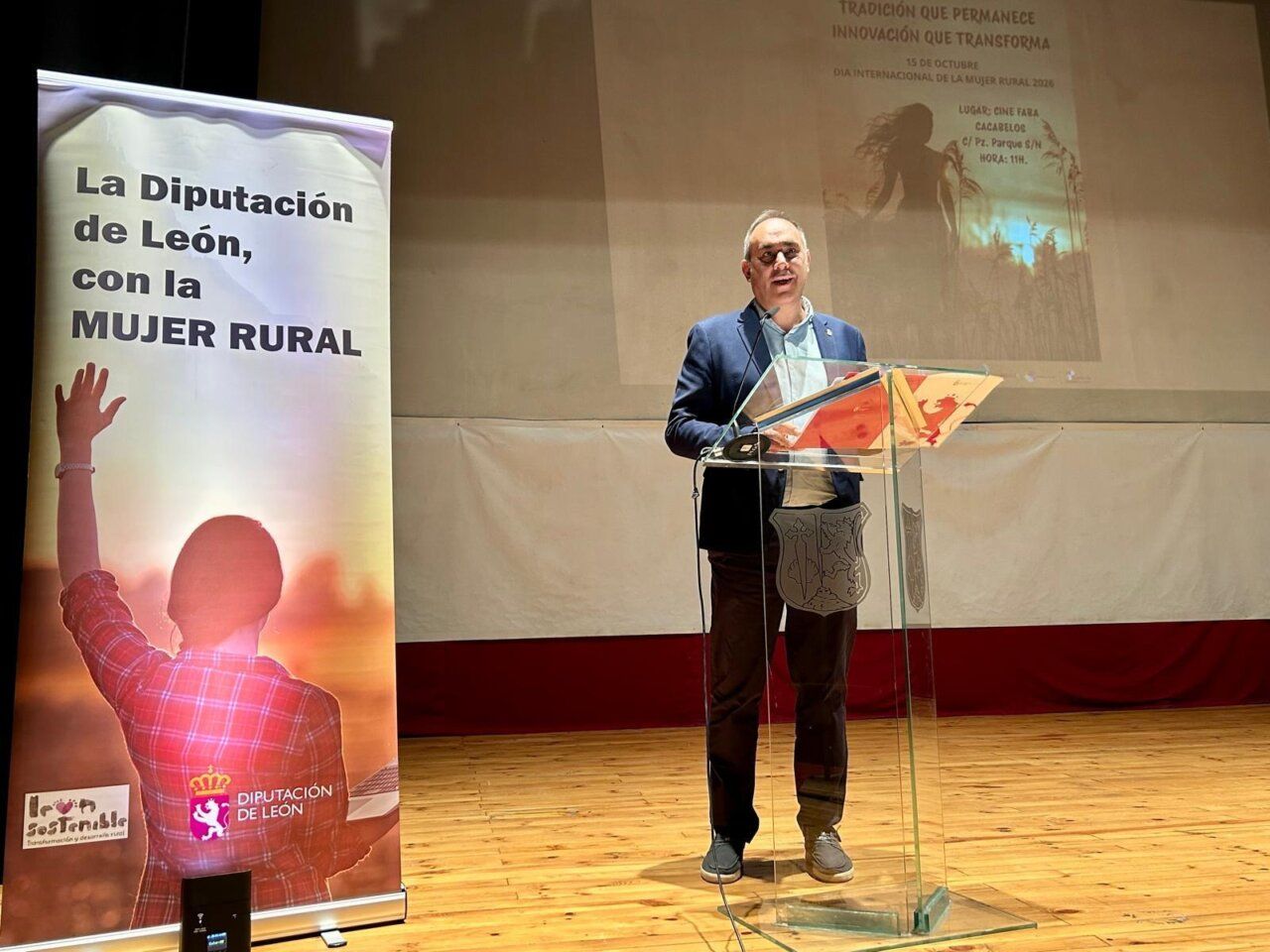 Hombre hablando en un evento sobre la mujer rural en Cacabelos