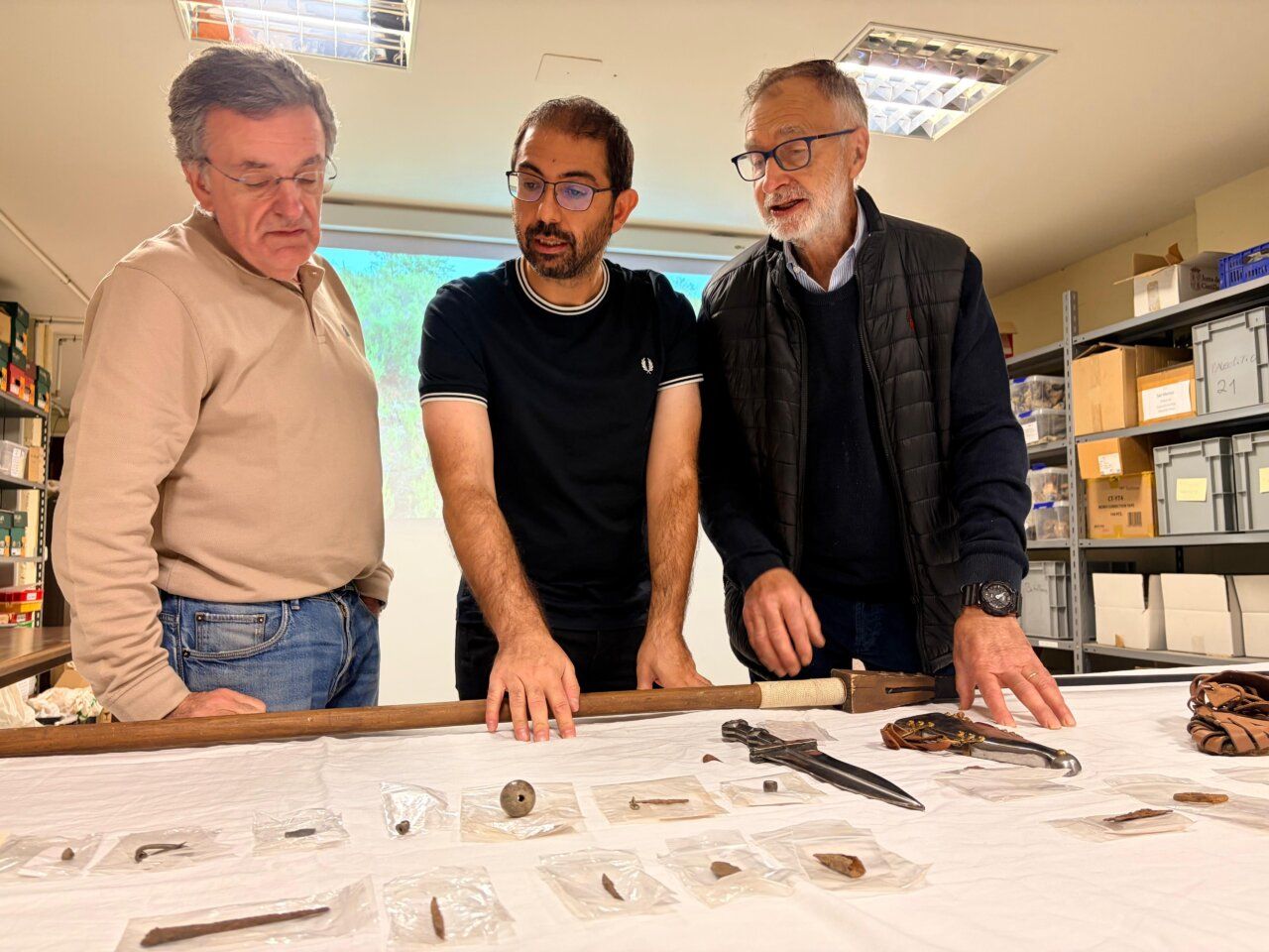 Investigadores analizando hallazgos arqueológicos de un campamento romano