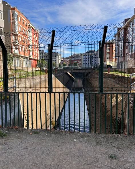 Vista del canal de Cornatel en Ponferrada con edificios cercanos