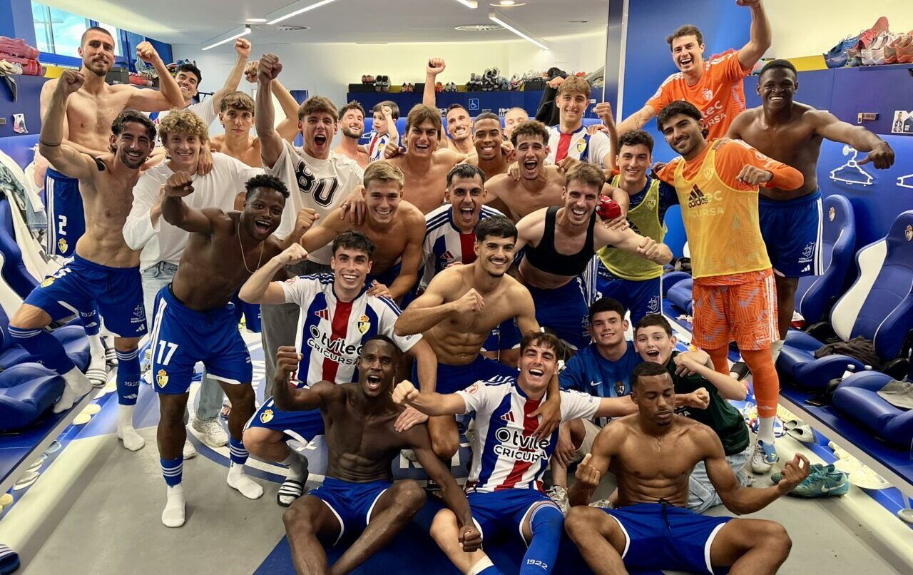 Jugadores de la SD Ponferradina celebrando en el vestuario tras un partido