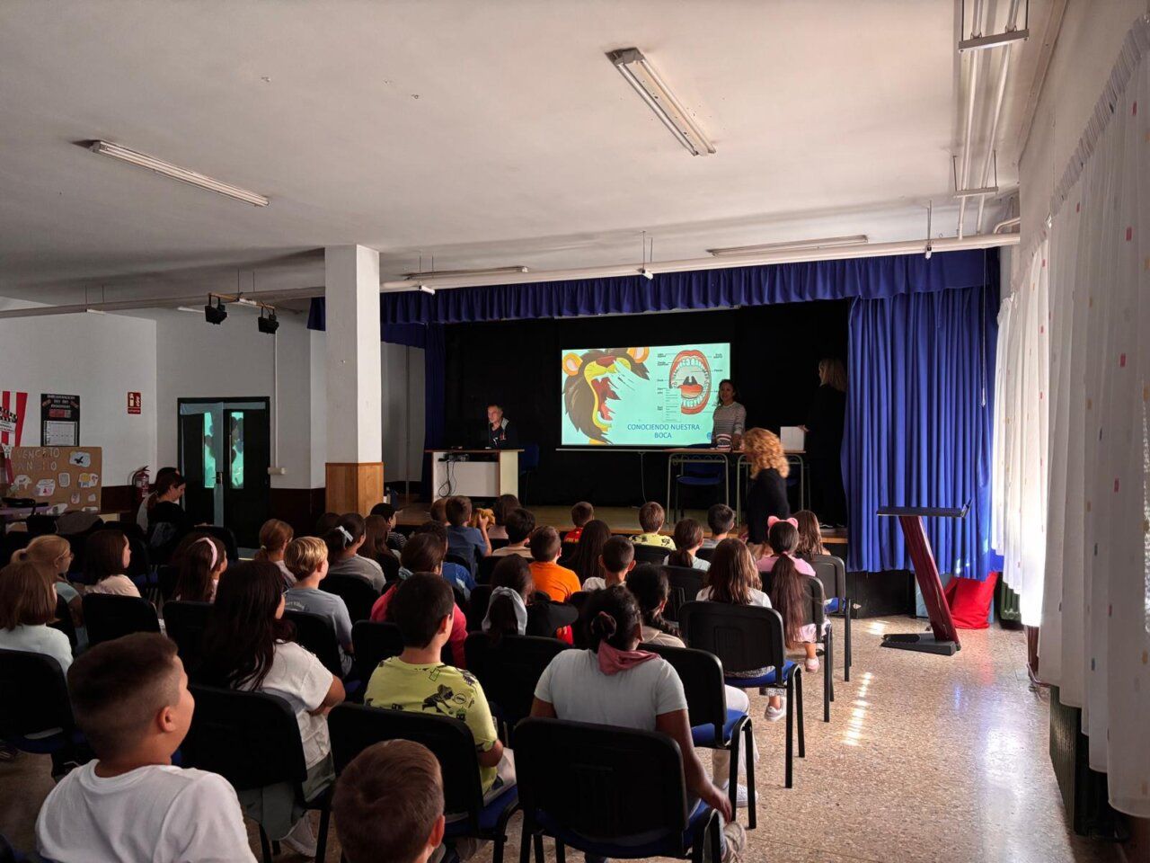 Estudiantes en charla sobre salud bucodental en el CEIP Campo de la Cruz