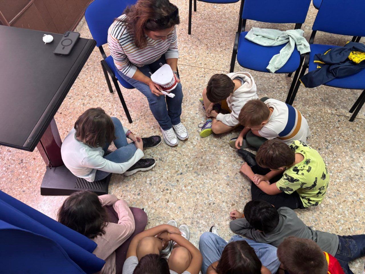 Niños aprendiendo sobre salud bucodental en una charla educativa