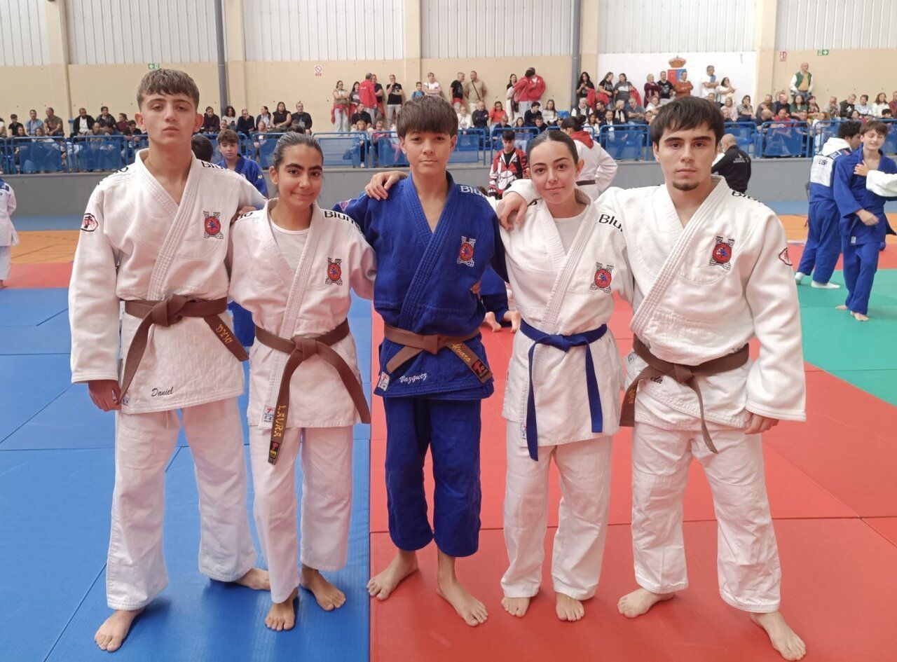 Cinco jóvenes judocas del Club Judo Blume en una competición