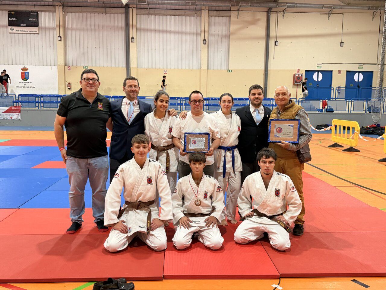 Miembros del Club Judo Blume con medallas y reconocimientos