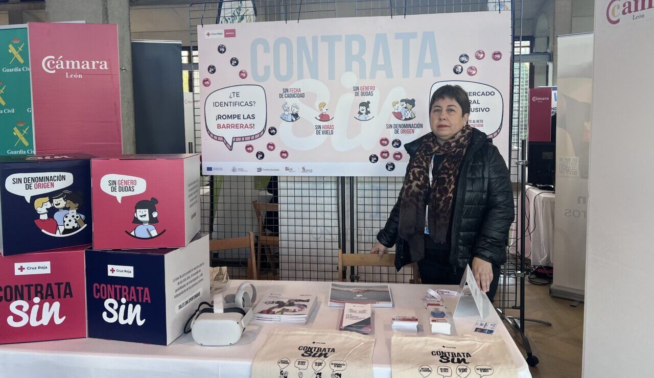 Una mujer junto al expositor Contrata Sin y materiales informativos de Cruz Roja.