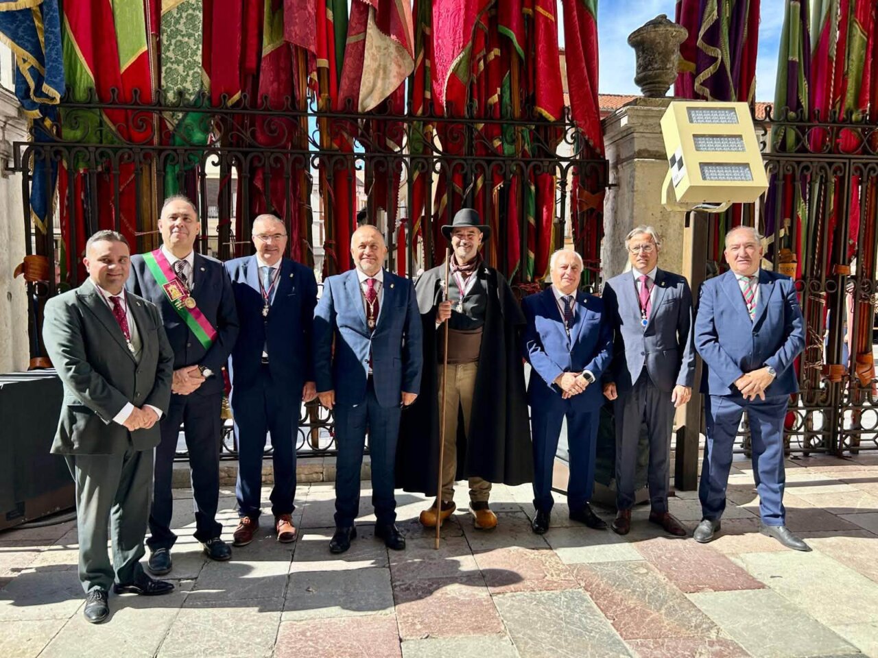 Grupo de personas en la Diputación de León durante las fiestas de San Froilán