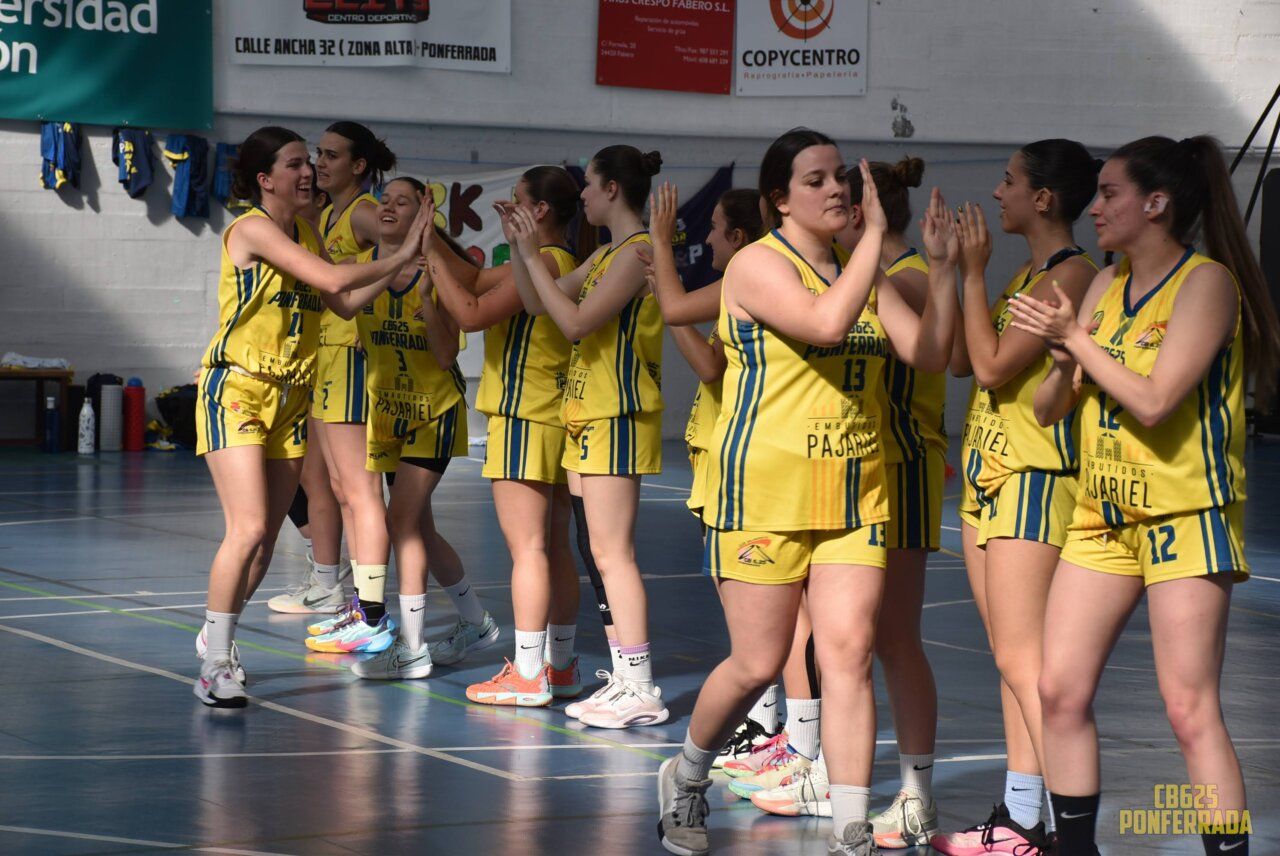 Jugadoras del Embutidos Pajariel celebrando antes del partido