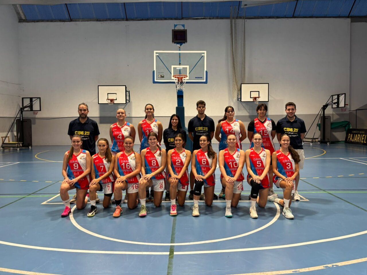 Equipo de baloncesto Embutidos Pajariel posando en la cancha