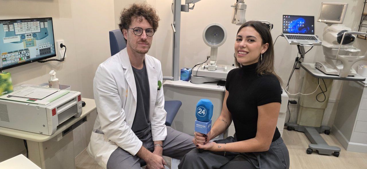 Entrevista en la óptica con un médico y una presentadora