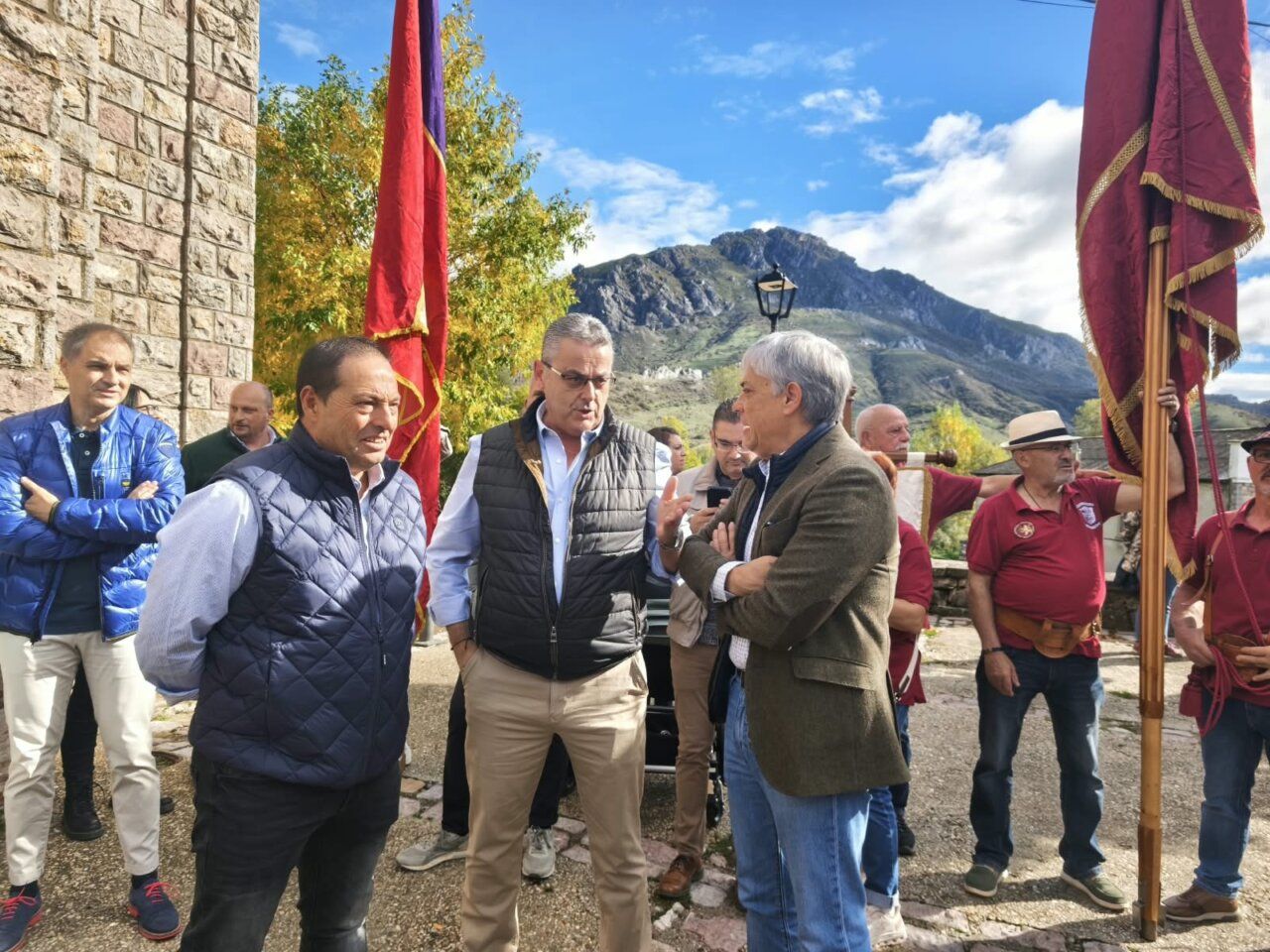 Eduardo Diego en la XXVI Feria Tradicional de Cármenes con asistentes