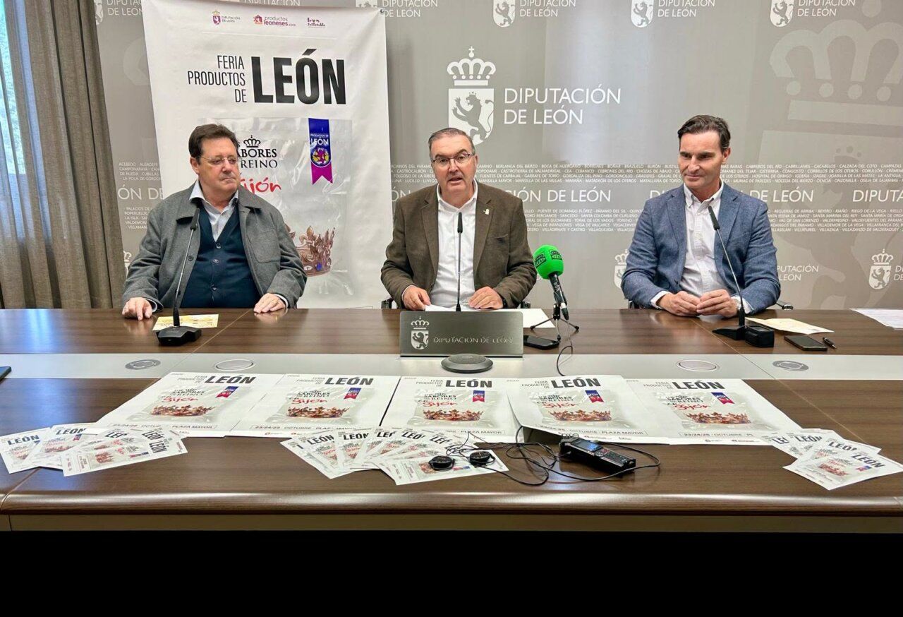 Tres hombres ante micrófonos y carteles de la Feria de Productos de León.