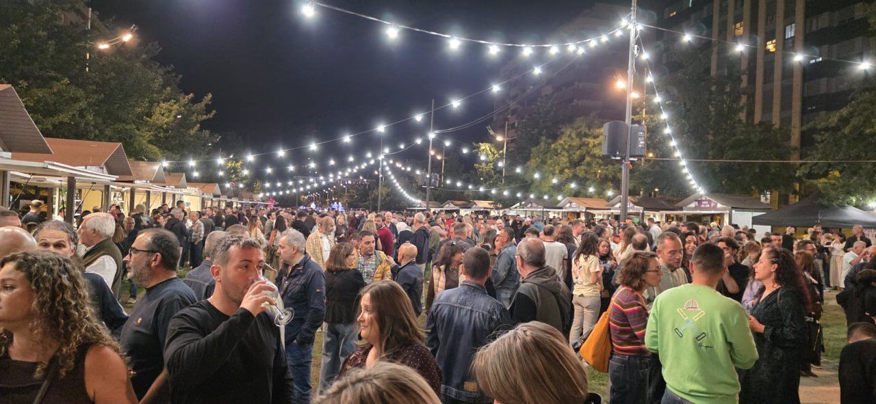 Multitud de personas disfrutando en la feria del vino Ponfevin en Ponferrada