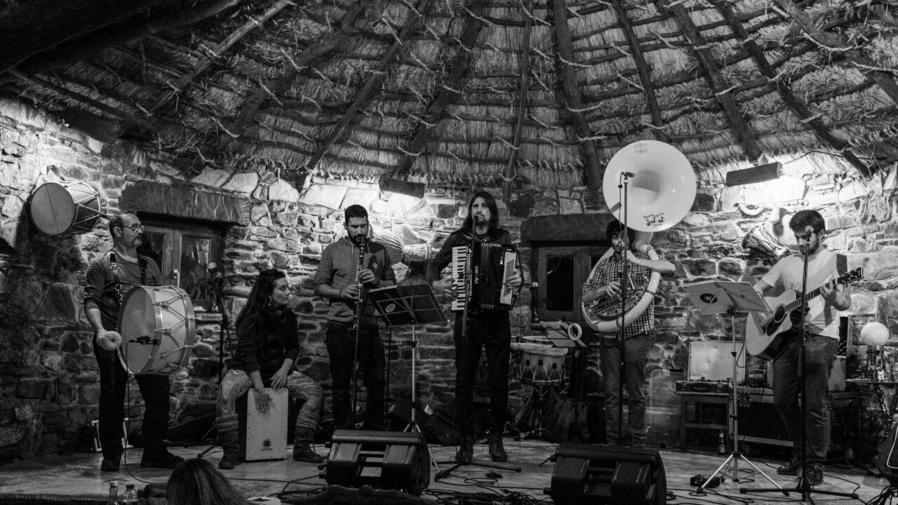 Actuación musical en el II Festival de Otoño en Las Médulas