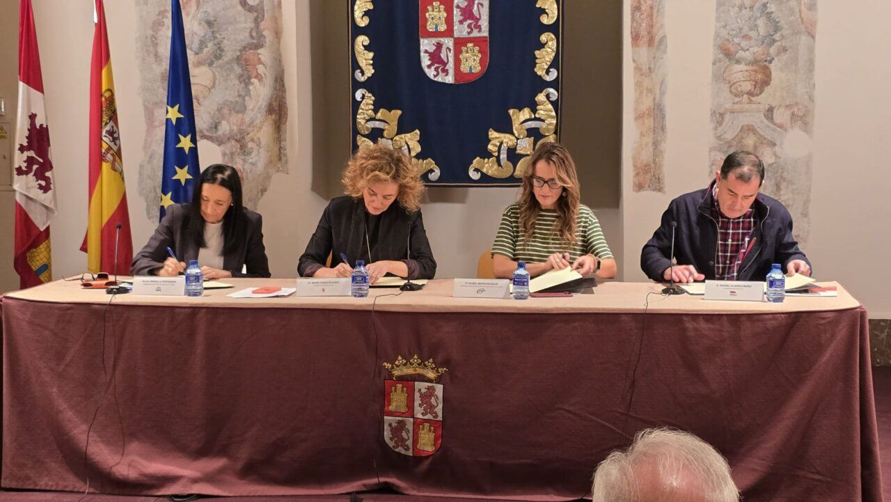 Representantes de sindicatos firman acuerdo con la Consejería de Educación