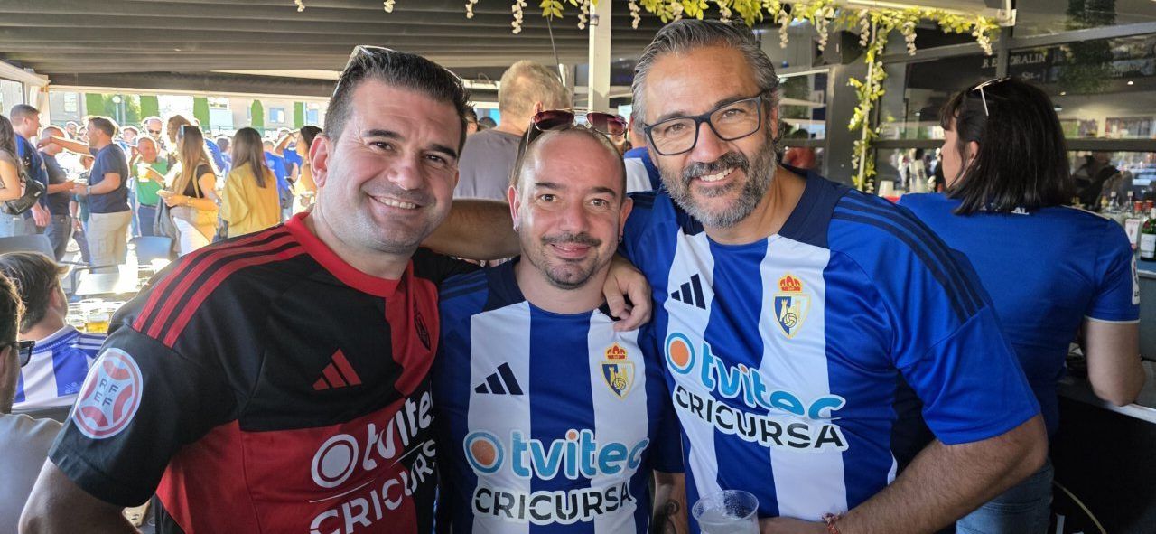 Tres aficionados de la Ponferradina en el Bar El Toralín