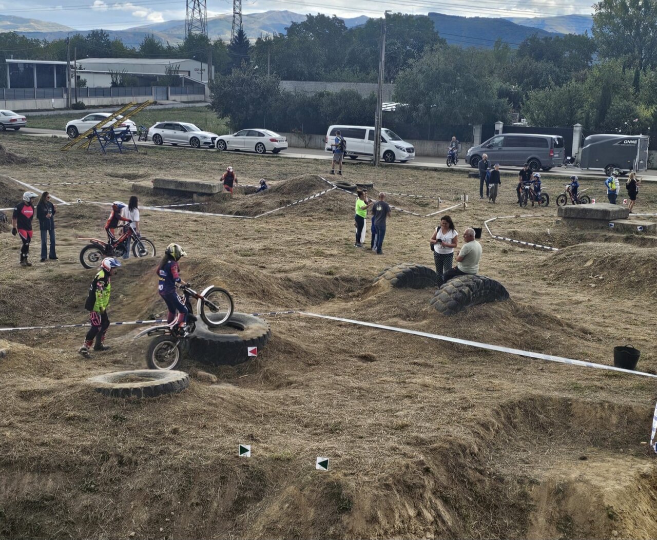 Competencia de trial infantil en Camponaraya con participantes y espectadores