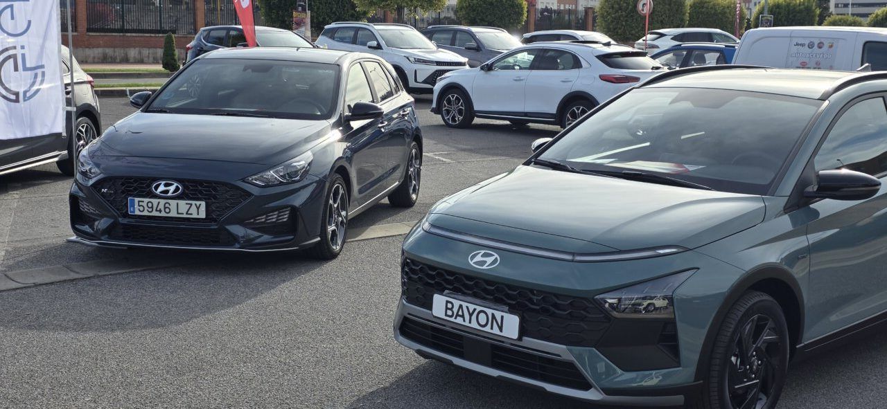 Varios coches Hyundai expuestos al aire libre, con un Bayon verde en primer plano.
