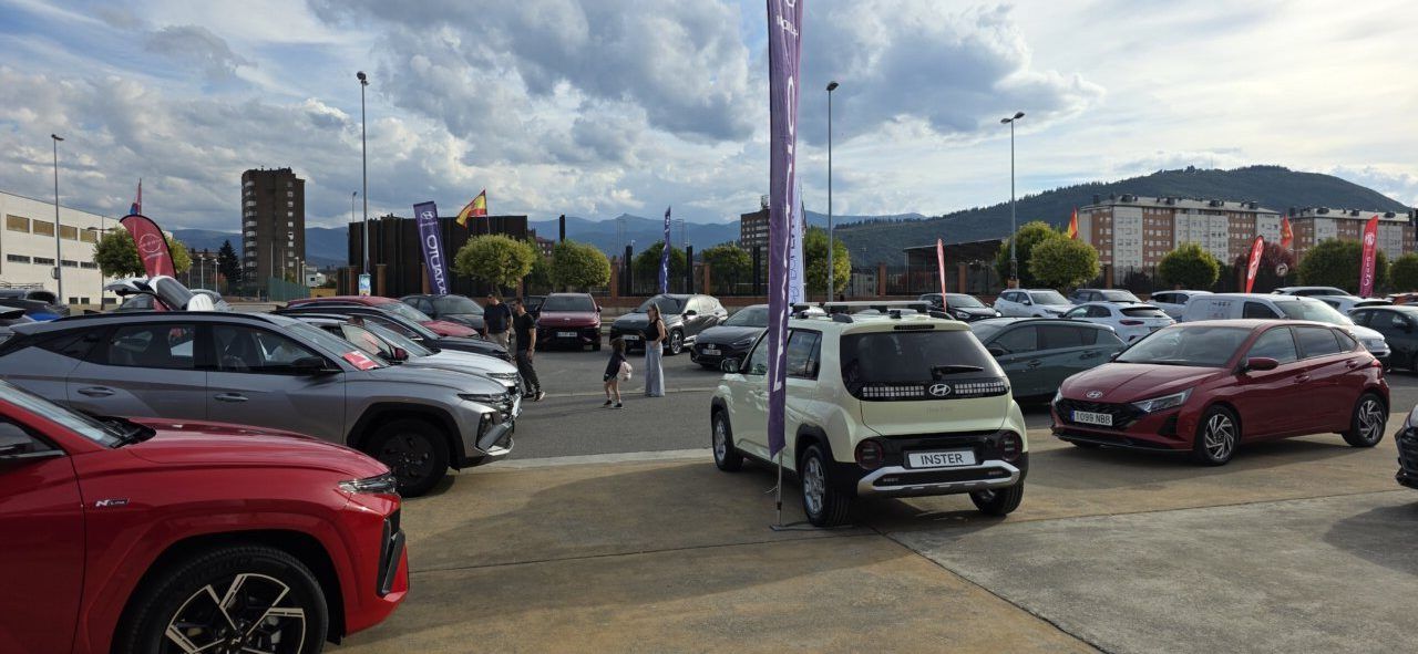 Varios coches expuestos al aire libre, con un Hyundai Inster en primer plano.