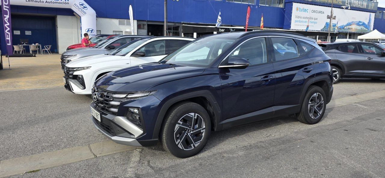 Varios vehículos Hyundai expuestos al aire libre, con un SUV azul en primer plano.